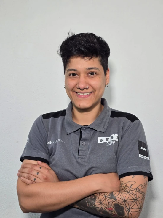 ADRIANA  som profissional e iluminação em Bess Shop Bess Shop